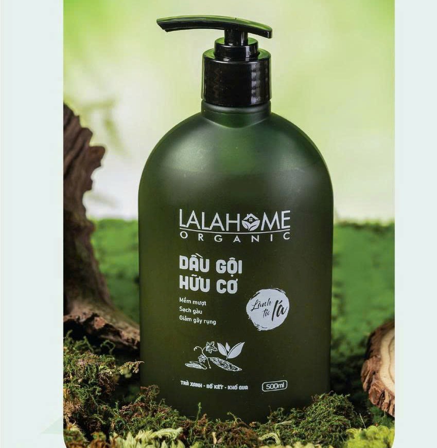 Dầu gội LalaHome Organic (Hương trà xanh) giúp làm sạch tóc mà vẫn giữ được độ ẩm tự nhiên