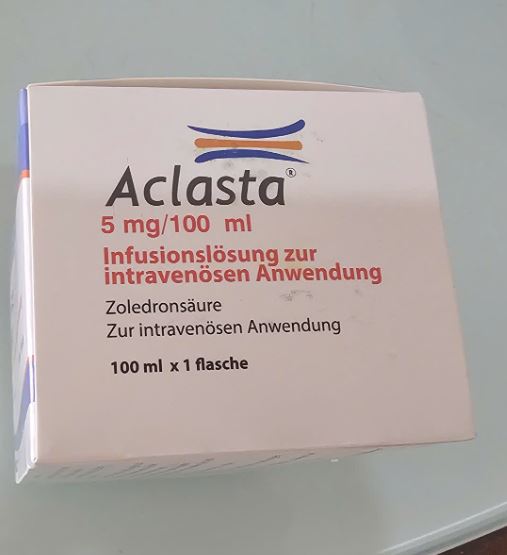 Thuốc Aclasta 5mg/100ml điều trị loãng xương ở phụ nữ sau mãn kinh